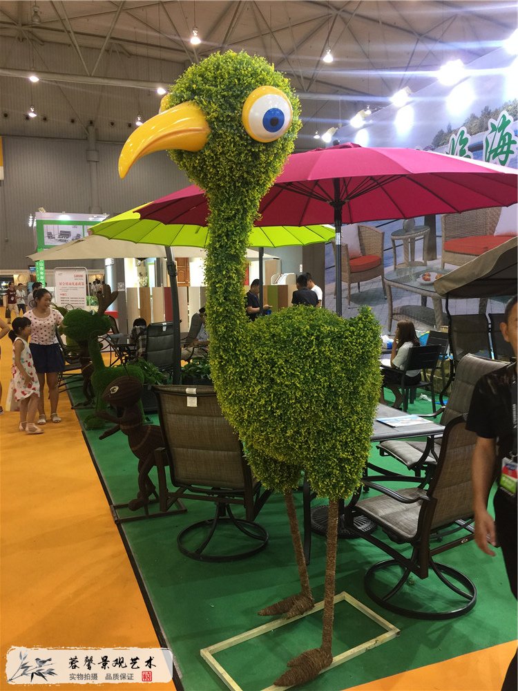 成都仿真绿植动物造型，鸵鸟植物雕塑
