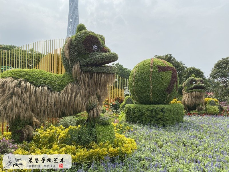 国庆节舞狮主题绿雕