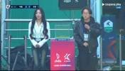 好腿啊!韩国演员朴圣光和妻子来现场看林加德比赛