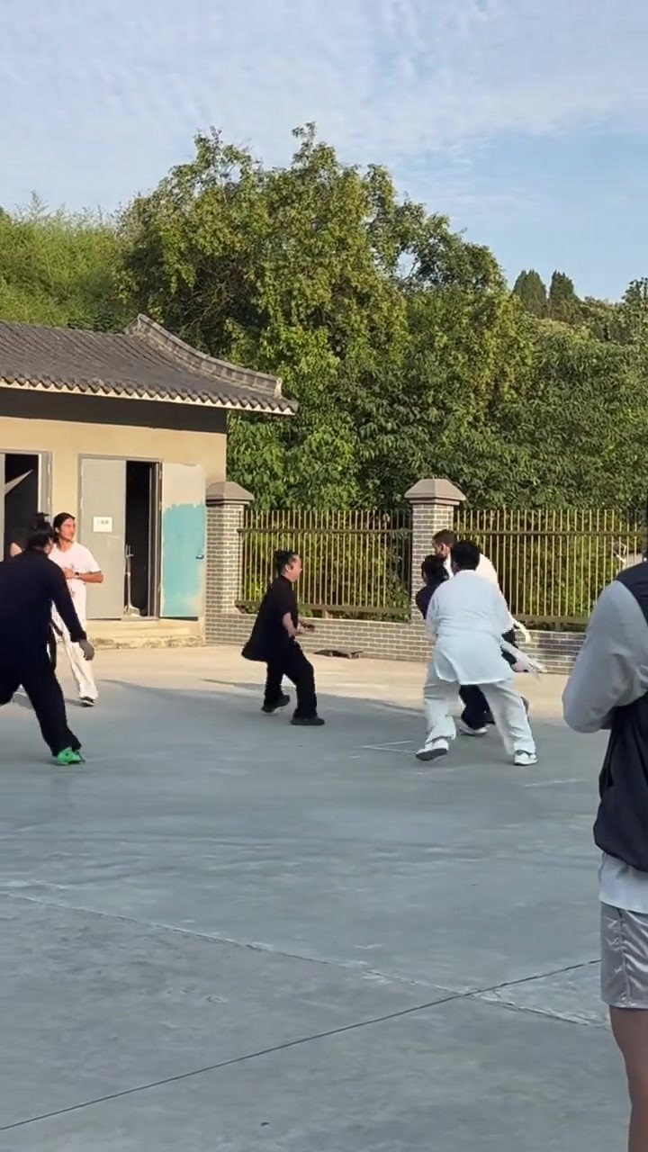 来武当修行一下？😂狄龙与道士们一起打球，结果投了记三不沾
