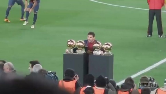 梅西凭借第四个金球奖创造了历史,他们几乎强迫梅西合影😂